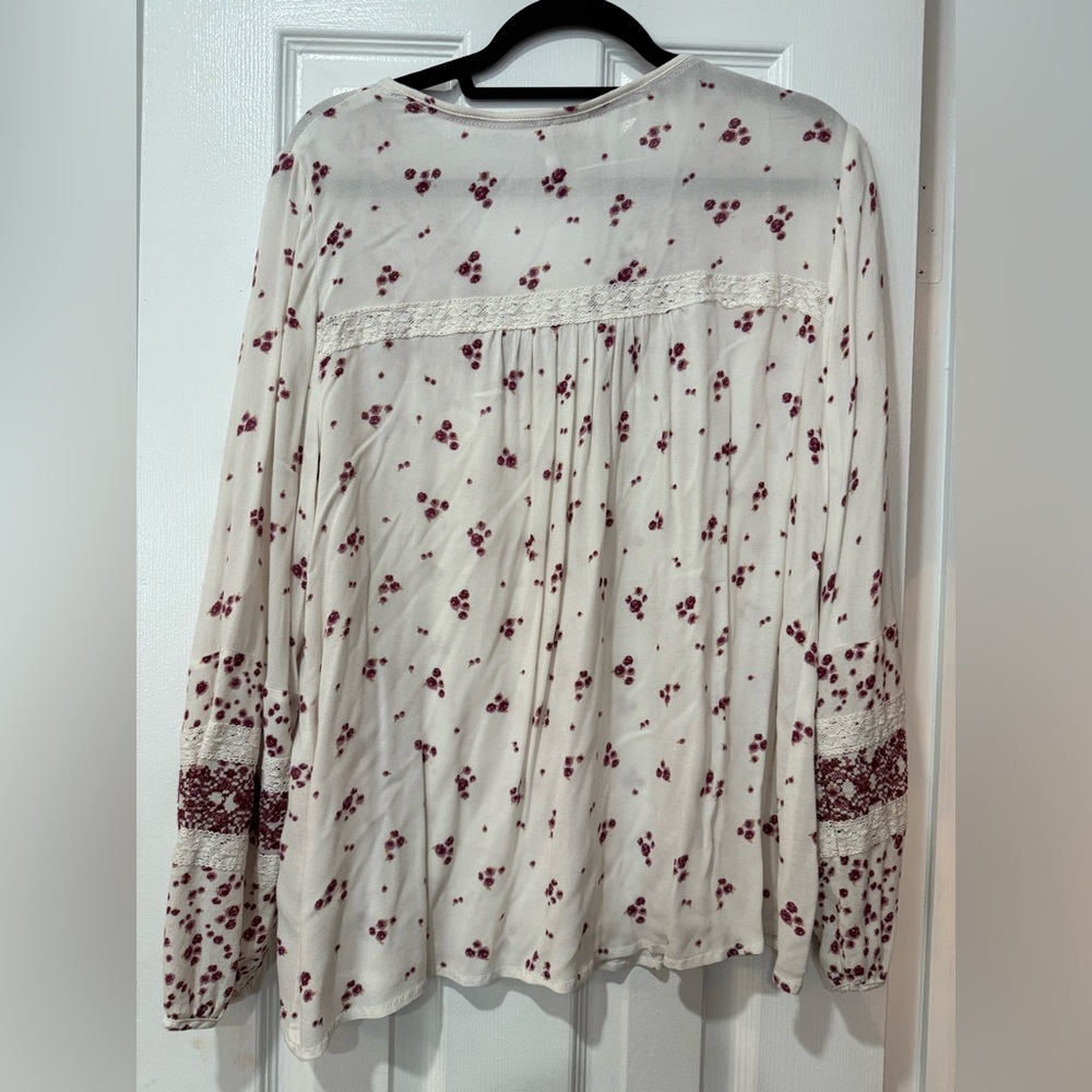 Beautiful soft and flowy blouse like new - Picture 3 of 3